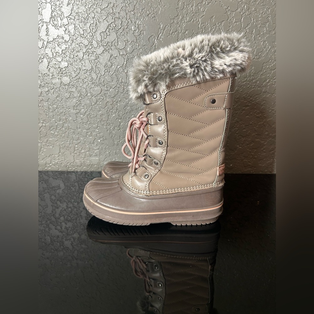 London Fog Collection Girls Faux Winter  Boots Enfield Taupe Pink Laces  Size 2